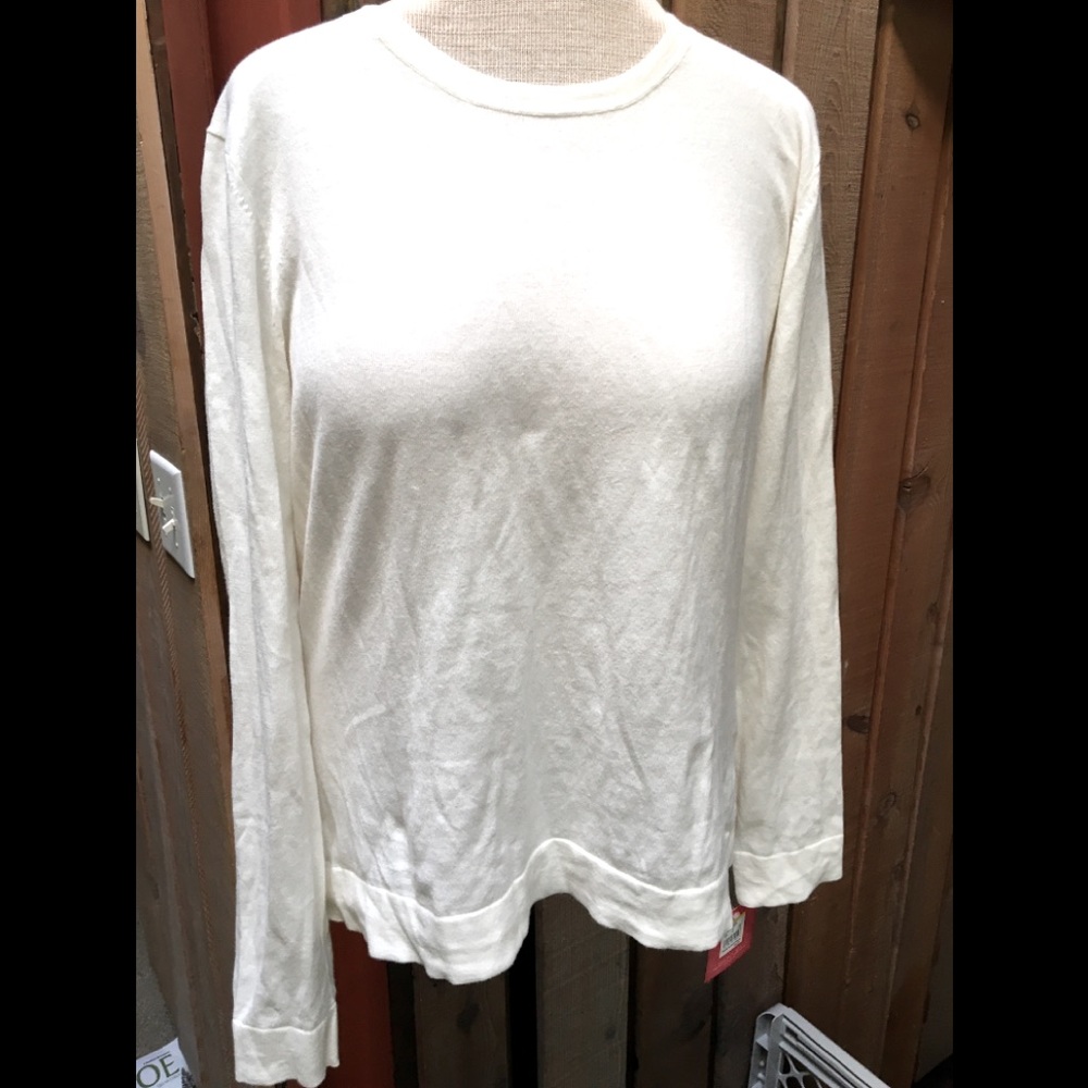 Lovely soft Isaac Mizrahi fine gauge sweater/ t shirt!